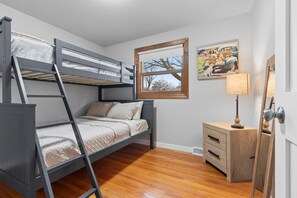 3 bedrooms, desk, free WiFi, bed sheets