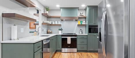 Refrigerador, microondas, horno, placa de cocina