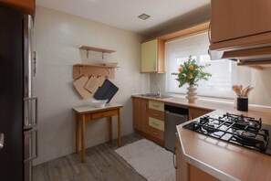 冷蔵庫、オーブン、コンロ、食器洗い機