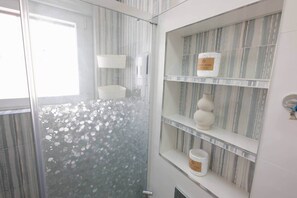 Shower, hair dryer, soap, shampoo - Comeback Unforgettable (Salobreña)