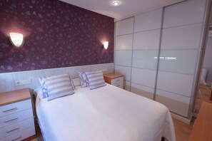 3 bedrooms, desk, iron/ironing board, travel crib