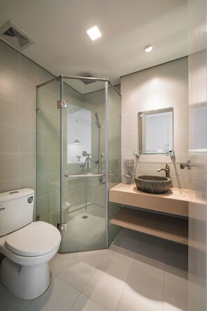 Eenvoudig appartement, balkon | Badkamer | Een regendouche, designer toiletartikelen, pantoffels, een bidet