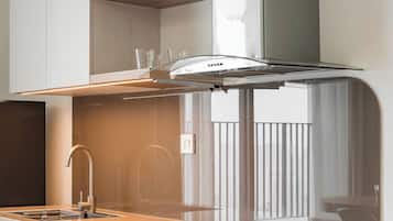 Apartamento básico, sacada | Escrivaninha, Wi-Fi de cortesia, roupa de cama