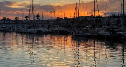 4-cabins yacht boat in fabulous Port Sitges , AC, WiFi Jet ski bikes paddles