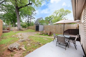 Outdoor dining - Boho Westside Retreat | Fire Pit + Walk to Eats (Atlanta)