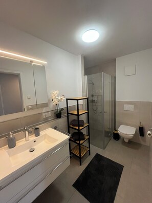 Dusche, Haartrockner, Handtücher, Toilettenpapier