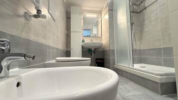 Doccia, asciugacapelli, bidet, asciugamani