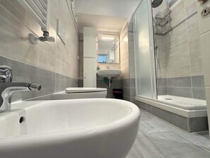 Dusj, hårføner, bidé og håndklær