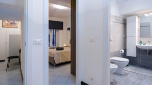 Douche, sèche-cheveux, bidet, serviettes fournies