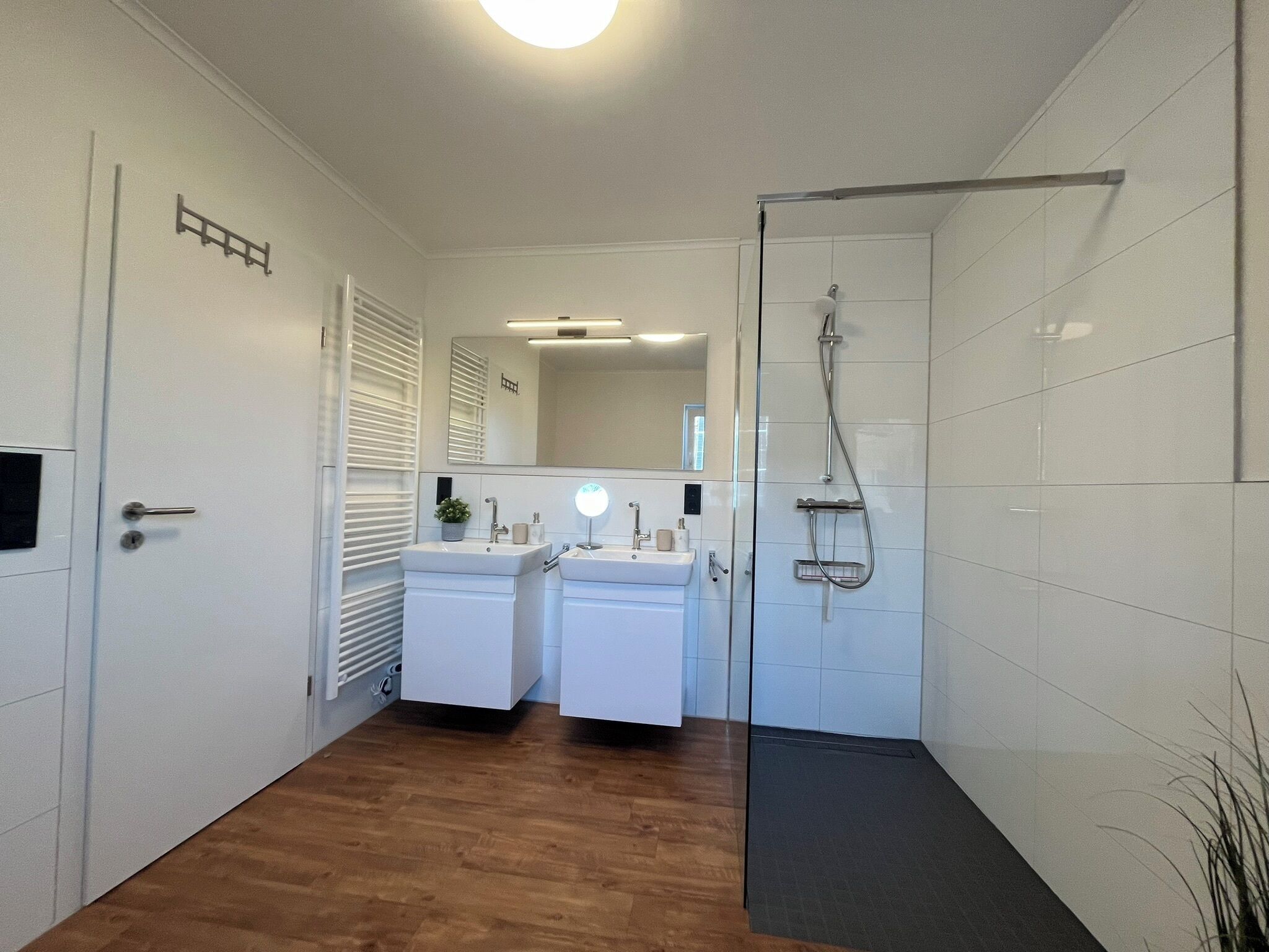 Haartrockner, Handtücher, Toilettenpapier