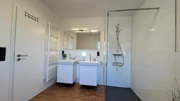 Haartrockner, Handtücher, Toilettenpapier
