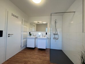 Haartrockner, Handtücher, Toilettenpapier
