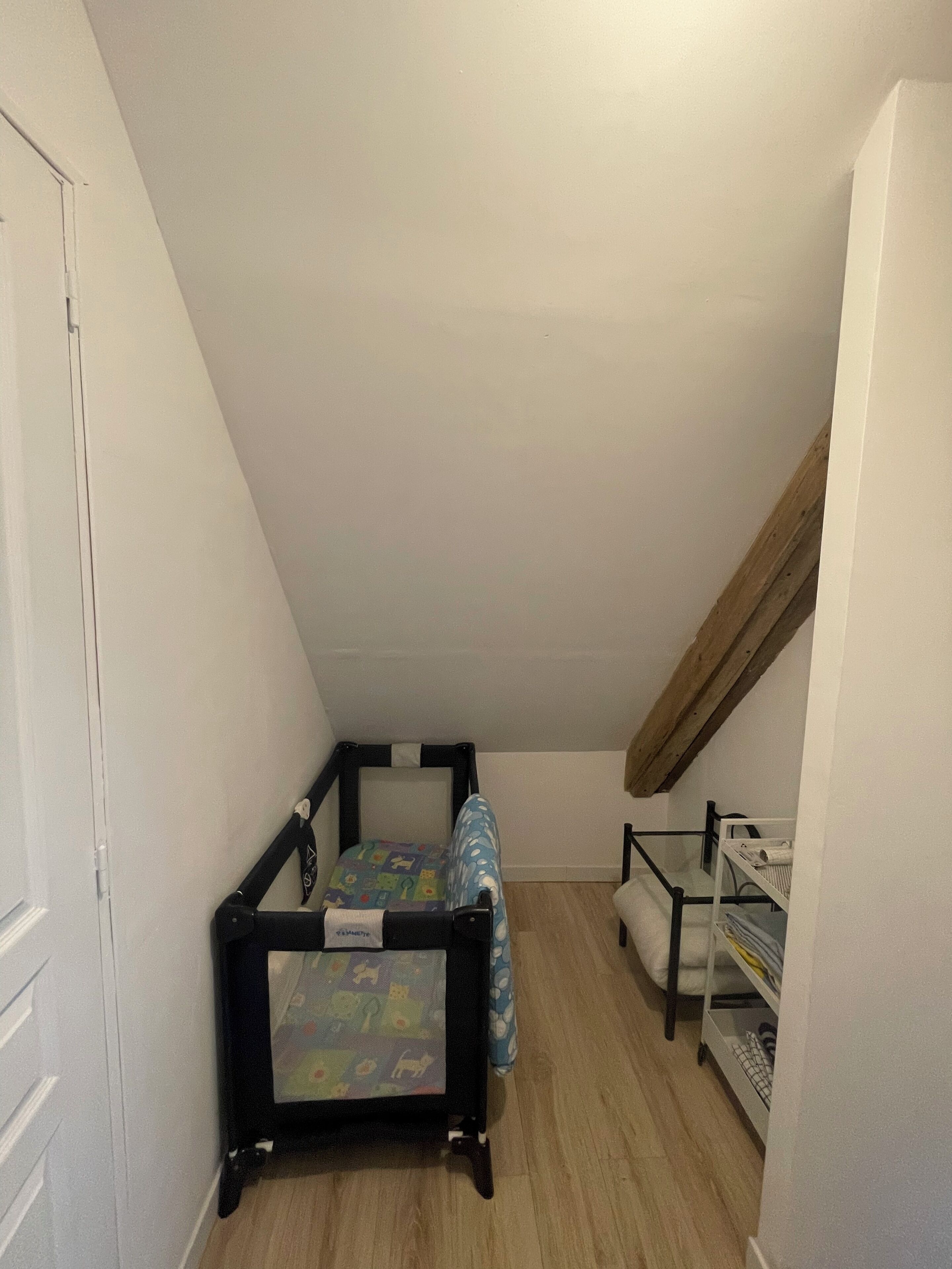 2 slaapkamers, een strijkplank/strijkijzer, reisbedje, gratis wifi