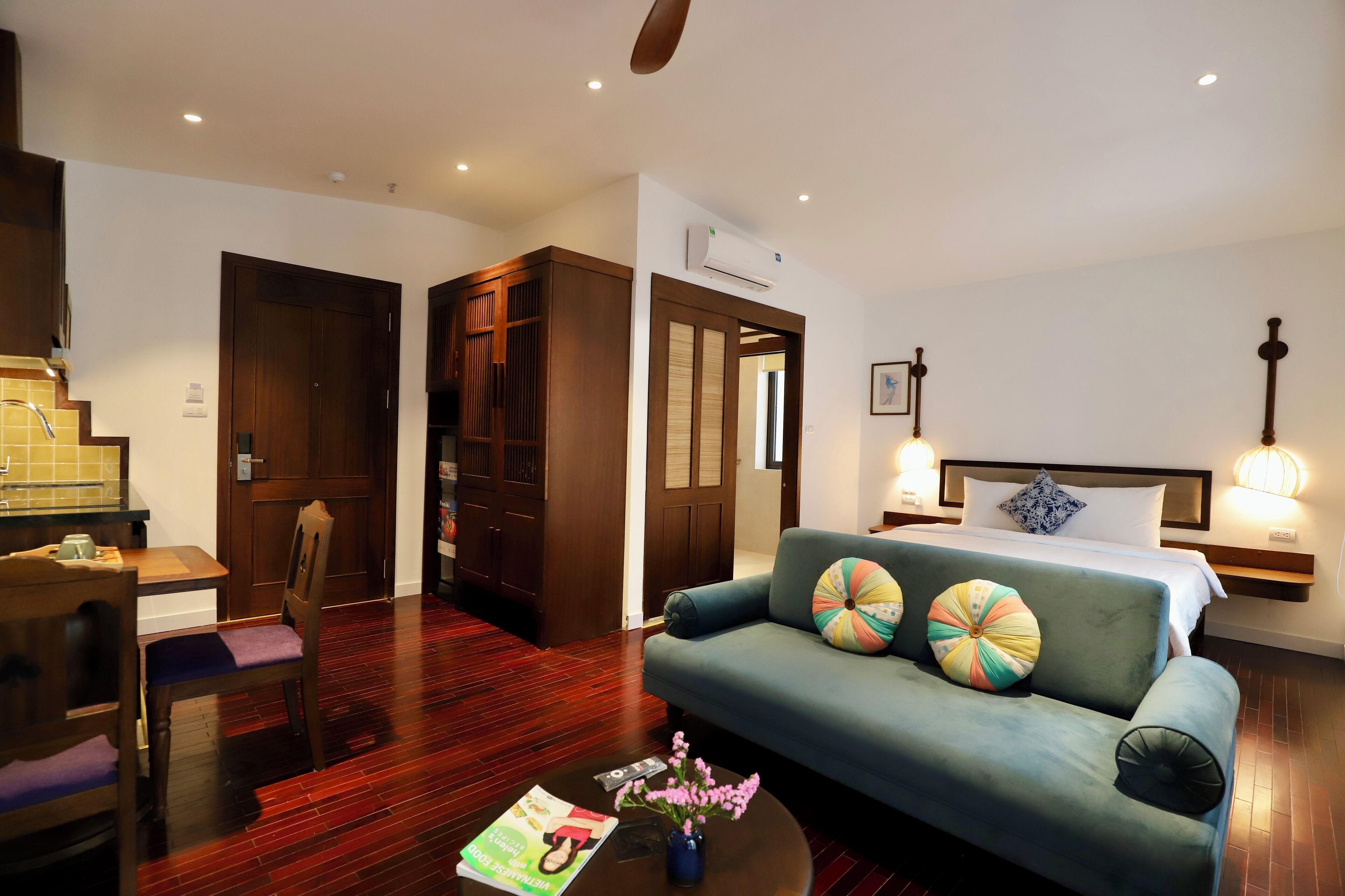 Caja de seguridad en la habitación y escritorio 