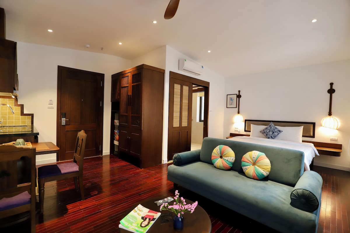 Safe på rommet, skrivebord, skrivebord for bærbar PC og lydisolert