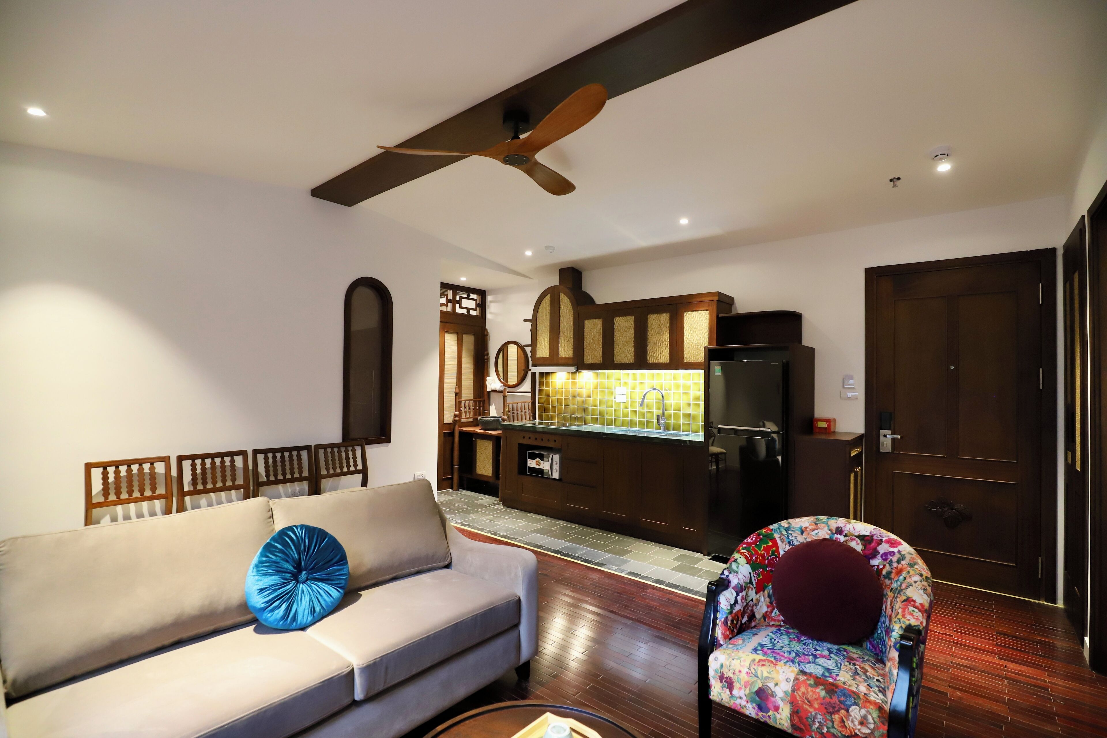 Suite familiar, para no fumadores, cocina | Cocina privada | Frigobar, microondas, tetera eléctrica y utensilios de cocina 