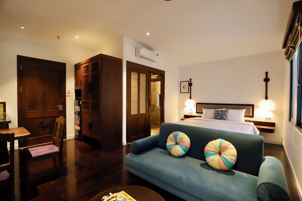 Quarto casal clássico | Cofres nos quartos, escrivaninha, espaço de trabalho para notebook