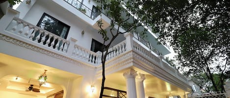 Vista frontal de la propiedad
