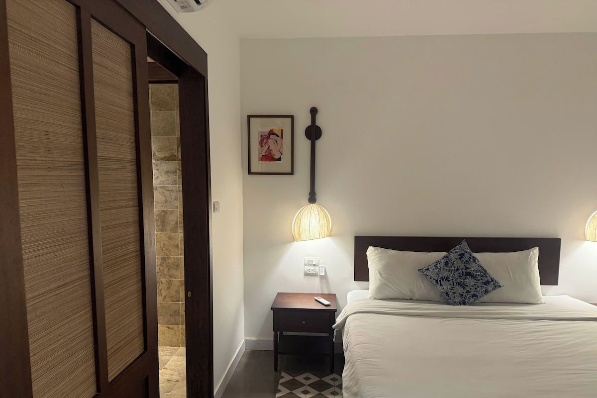 Studio – junior, 1 kingsize-seng med sovesofa, ingen vinduer, 1. etasje | Safe på rommet, skrivebord, skrivebord for bærbar PC og lydisolert