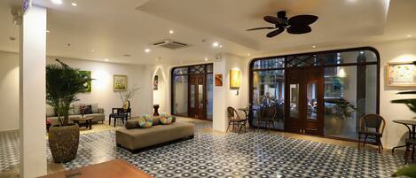 Área de estar no saguão