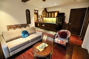 Suite familiar, no fumadors, cuina | Sala d'estar | Televisor de pantalla plana de 32 polzades amb canals digitals 