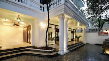 Quarto casal club | Cofres nos quartos, escrivaninha, espaço de trabalho para notebook