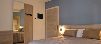 Chambre double rénovée de façon moderne dans un B&B à Porto Viro