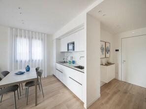 Kühlschrank, Mikrowelle, Herdplatte, Geschirrspüler