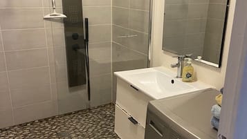 Een douche, een haardroger, handdoeken, zeep