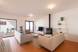 TV, fireplace - Villa Terracota by ACasaDasCasas (Ericeira)