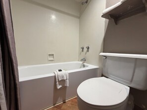 Combined shower/bathtub, hair dryer - Garden inn and suites san antonio l 35 (San Antonio)