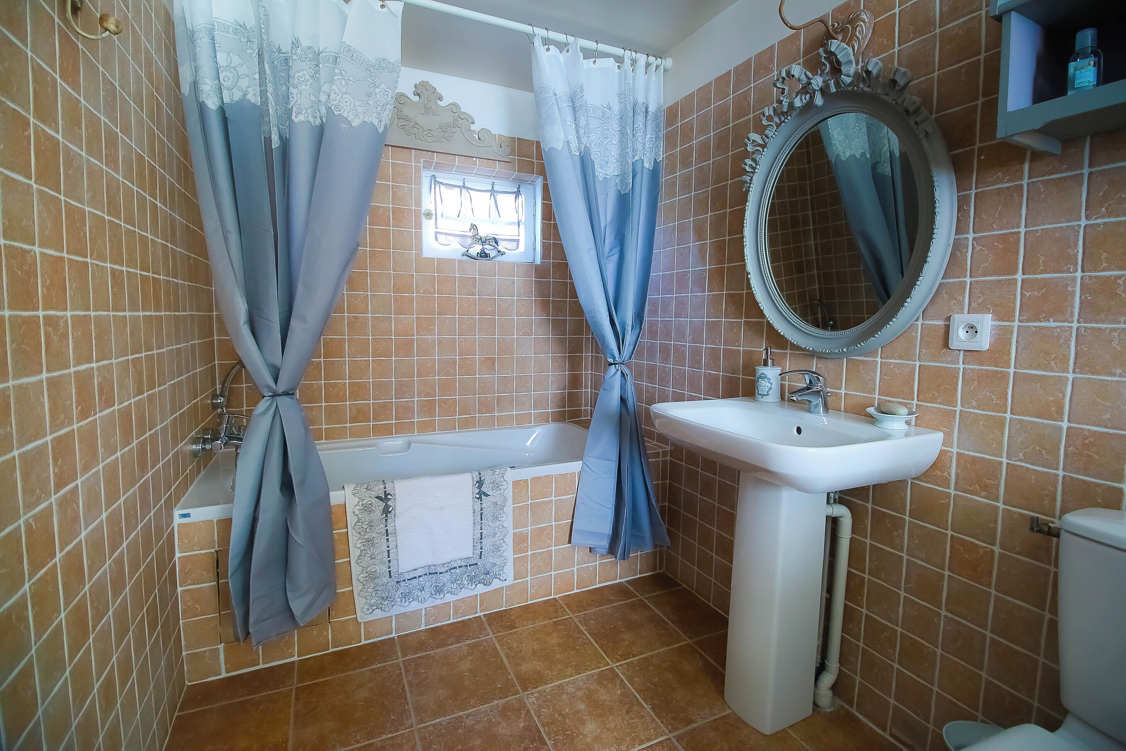 Ein Badezimmer mit Badewanne, Waschbecken und Spiegel.