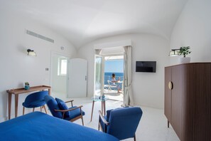 Chambre Triple Supérieure, vue mer | Coffres-forts dans les chambres, bureau