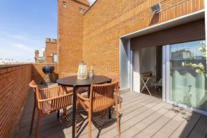 Outdoor dining - 3 Bedroom Duplex - Spacious, Bright near the Paseo de la Castellana (Madrid)