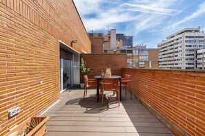 Outdoor dining - 3 Bedroom Duplex - Spacious, Bright near the Paseo de la Castellana (Madrid)