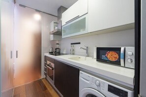 Frigorífico, microondas, horno y lavavajillas