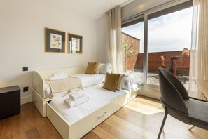 3 bedrooms, iron/ironing board, free WiFi - 3 Bedroom Duplex - Spacious, Bright near the Paseo de la Castellana (Madrid)