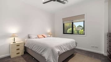 4 habitaciones, tabla de planchar con plancha, wifi y ropa de cama