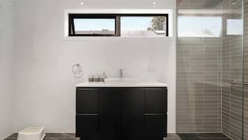 Ducha, secador de pelo, toallas