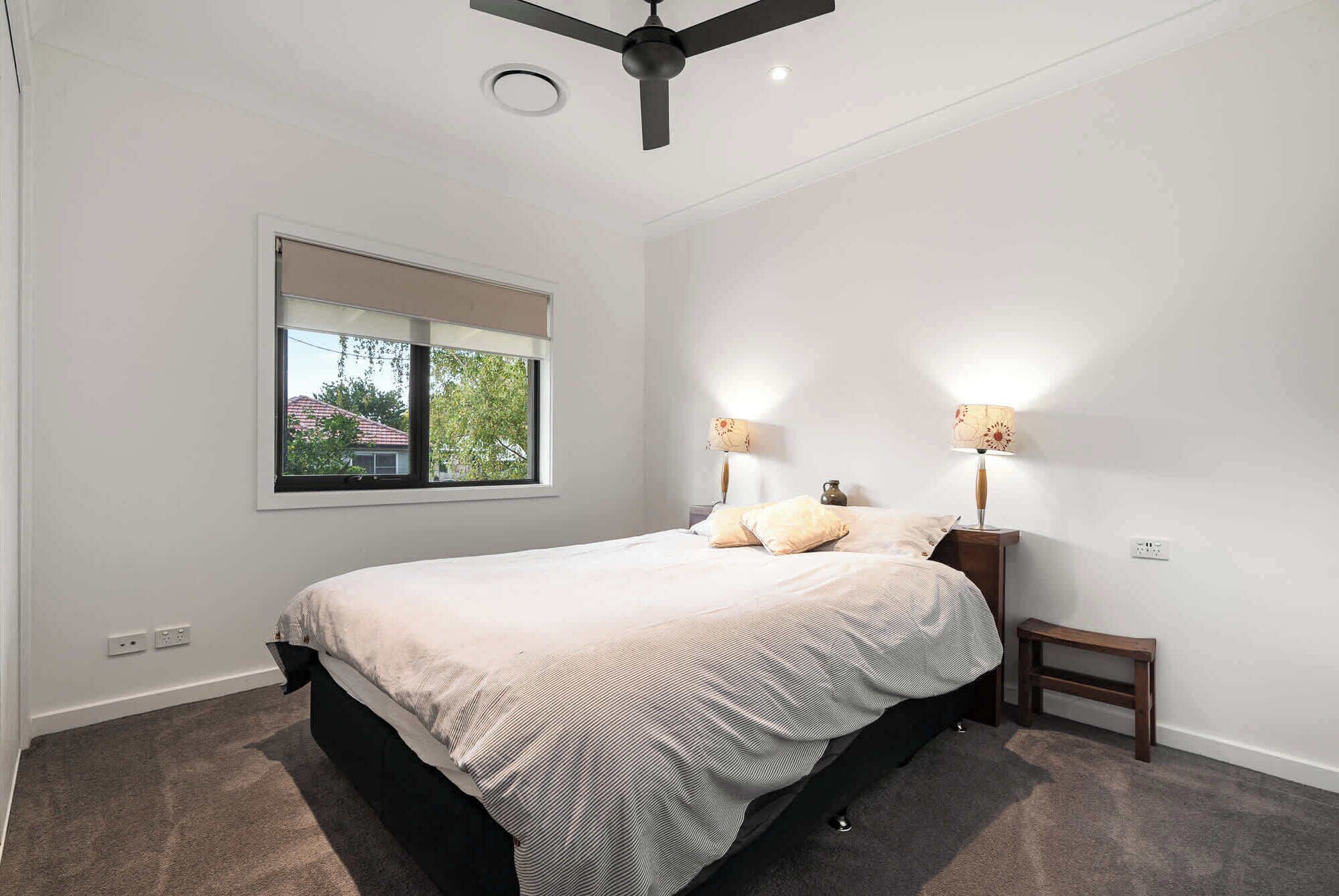 4 habitaciones, tabla de planchar con plancha, wifi y ropa de cama 