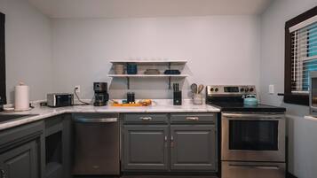 Køleskab, mikrobølgeovn, ovn, kogeplade