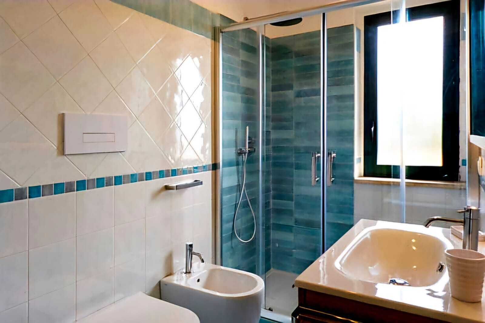 Een douche, een haardroger, een bidet, handdoeken