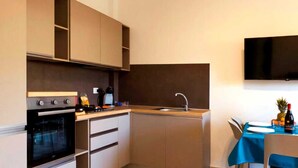 Wasserkocher mit Kaffee-/Teezubehör, Kühlschrank, Ofen, Herdplatte