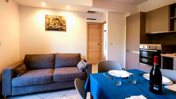 Una Smart TV, una mesa de tenis de mesa