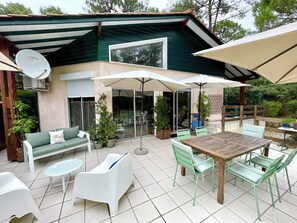 Outdoor dining - Cozy house with pool in the Gulf (Lacanau)