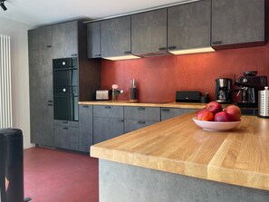 Jääkaappi, mikroaaltouuni, uuni, liesi