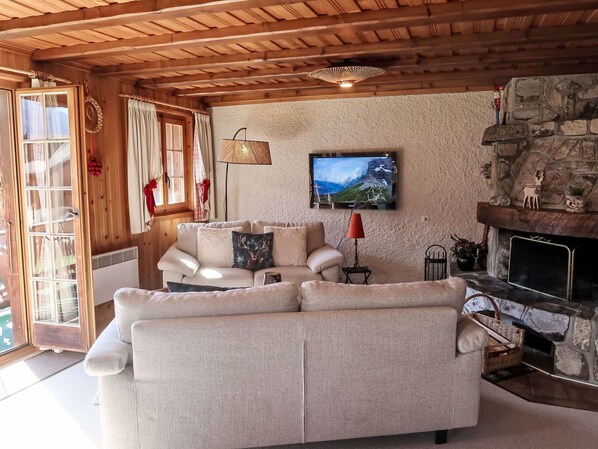 TV, fireplace