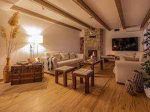 TV, fireplace