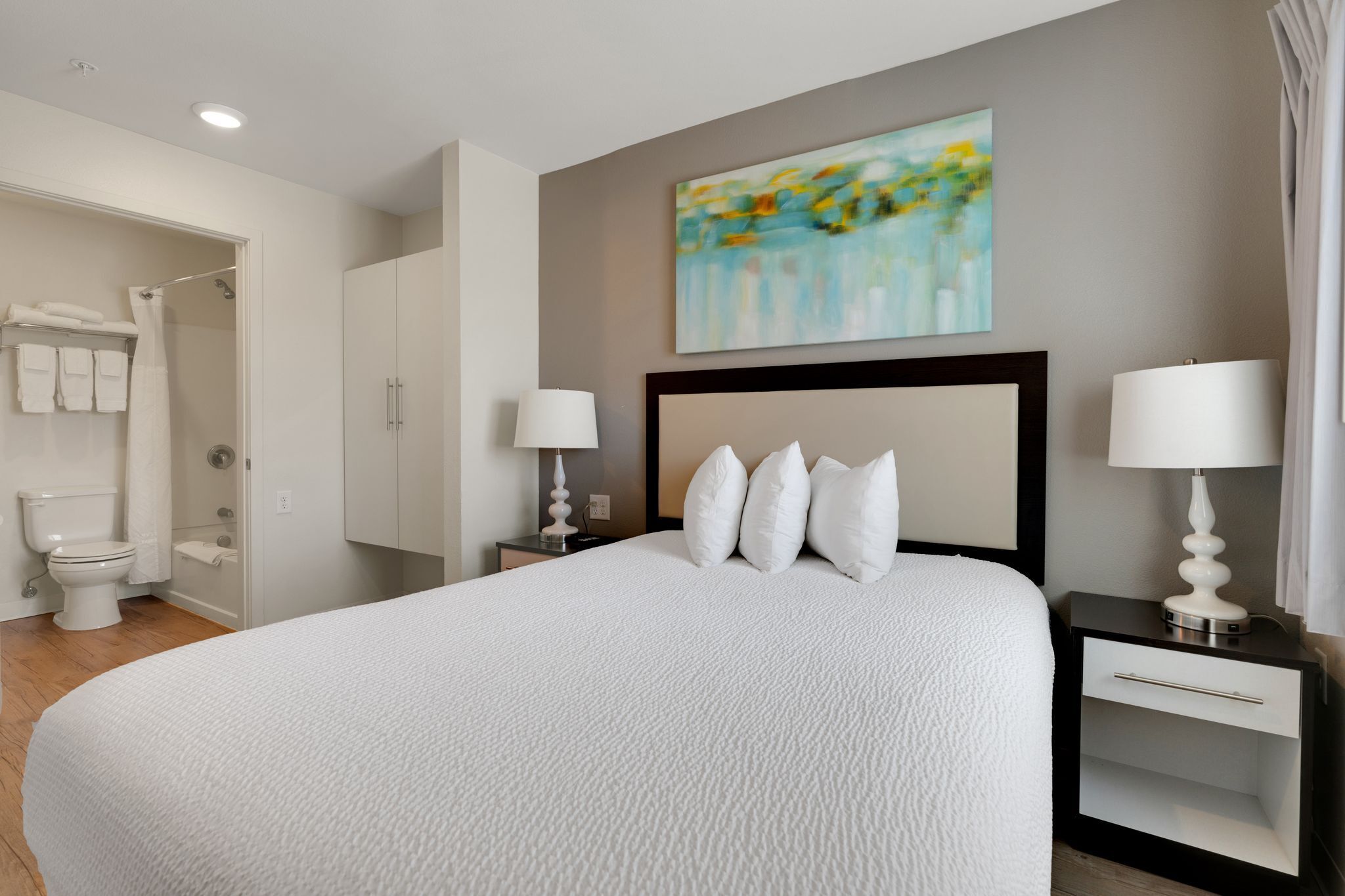 2 chambres, bureau, fer et planche à repasser, lit parapluie