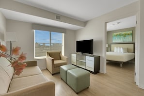 2 عدّة غرف نوم ومكتب ومكواة/لوح كي وسرير سفر